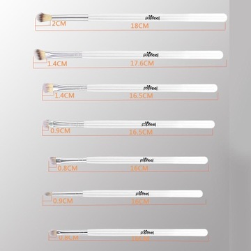 Набор кистей для нанесения теней белого цвета.