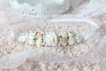 Нежная крестильная повязка на голову из цветов для девочки.