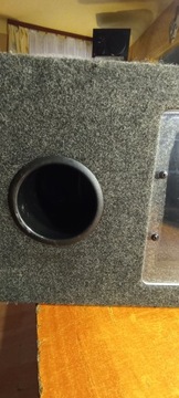 Мощный автомобильный сабвуфер с оргстеклом.