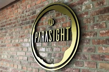 Логотип в виде буквы из плексигласа, золотое серебряное зеркало