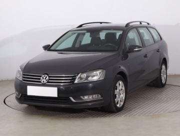 Volkswagen Passat B7 Variant 1.6 TDI CR DPF BlueMotion 105KM 2013 VW Passat 1.6 TDI, Salon Polska, Navi, Xenon, zdjęcie 1
