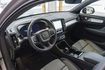 Volvo XC40 Crossover Facelifting 2.0 B3 163KM 2025 Volvo XC 40 Plus Dark B3 Mild Hybrid Benzyna, zdjęcie 11