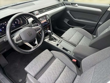Volkswagen Passat B8 Variant Facelifting 1.5 TSI EVO 150KM 2023 Volkswagen Passat reflektory LED kamera nawigacja tempomat aktywny FV, zdjęcie 9