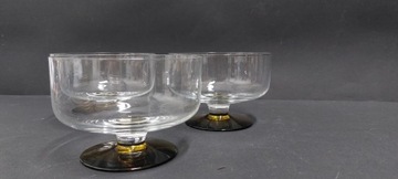 3 стеклянные чашки с зеленоватой ножкой