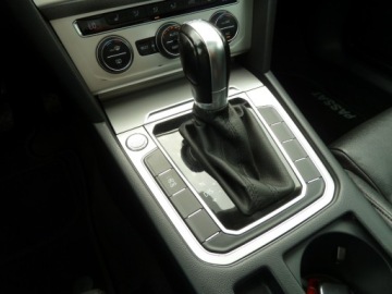 Volkswagen Passat B8 Variant 2.0 TDI BlueMotion SCR 150KM 2018 Volkswagen Passat NAWIGACJA PLHIGHLINE DSG-7PANORAMAASYSTENT PARKOWANIASKO, zdjęcie 19