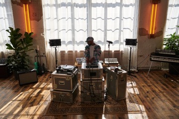 Native Instruments Maschine Plus + Komplete 14 Sel (включая 9 БЕСПЛАТНЫХ расширений)