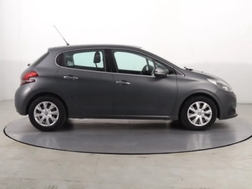 Peugeot 208 I Hatchback 5d Facelifting 1.2 PureTech 82KM 2015 Peugeot 208 1.2 PureTech, Salon Polska, zdjęcie 5