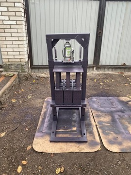 Брикетировочная машина для топливных брикетов 9 брикетов по 5 тонн.