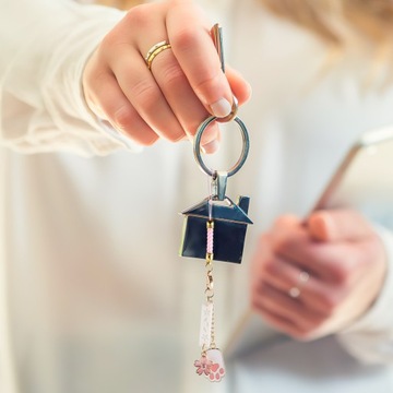 КУЛОН ДЛЯ МОБИЛЬНОГО ТЕЛЕФОНА С КРОЛИКОМ ВИШНЕВОГО ЦВЕТЕНИЯ