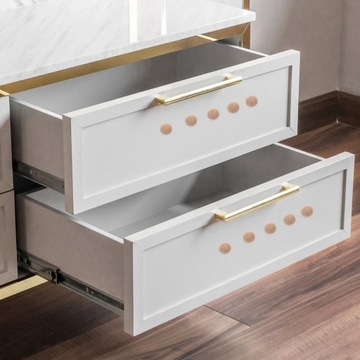 Деревянные винтовые украшения закрывают пуговицы.