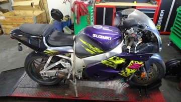 Suzuki GSXR GSX-R 750 600 SRAD возле переднего обода