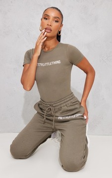 PRETTYLITTLETHING BRĄZOWE BODY NAPIS Z KRÓTKIM RĘKAWKIEM CASUAL RL G391103