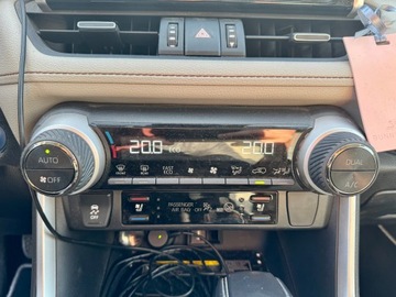 Toyota RAV4 V SUV 2.5 Hybrid Dynamic Force 218KM 2020 Toyota RAV4 V 2.5 Executive | Hybrid 218 KM | 2020 | Bezwypadkowa | ASO, zdjęcie 9