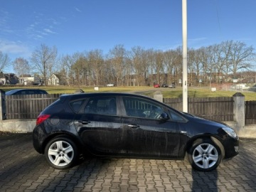 Opel Astra J Hatchback 5d 1.4 Turbo ECOTEC 140KM 2011 Opel Astra 1,4 Turbo 140 ps ładna świezo, zdjęcie 2