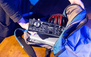 Контроллер DJ-сета Numark DJ2GO2 DJ-наушники