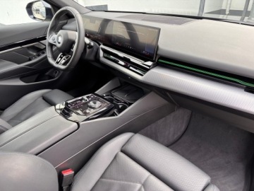 BMW Seria 5 G90-91 Touring 2.0 520d 197KM 2025 BMW 520 BMW 520 M Pakiet,M Pro,komfort,IconicGlow,, zdjęcie 12