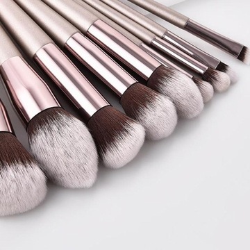 Профессиональные кисти для макияжа.