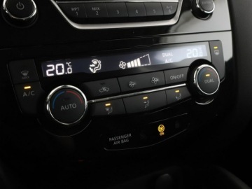 Nissan Qashqai II Crossover 1.6 DIG-T 163KM 2017 Nissan Qashqai klima auto grzane fotele czujniki, zdjęcie 23