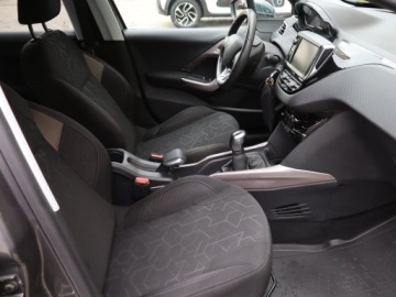 Peugeot 2008 I SUV Facelifting 1.2 PureTech 110KM 2016 Peugeot 2008 1.2 PureTech, Salon Polska, zdjęcie 8