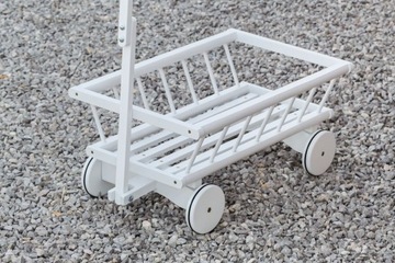 Большая деревянная тележка-лестница с резиновыми колесами, белый сад