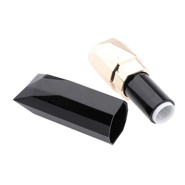 Zestaw 3 pustych tubek po balsamie do ust w kolorze czarnym, wykonanym samodzielnie