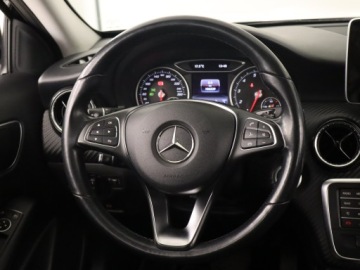 Mercedes GLA I Off-Roader Facelifting 1.6 180 122KM 2018 Mercedes GLA GLA 180, Salon Polska, Serwis ASO, zdjęcie 19