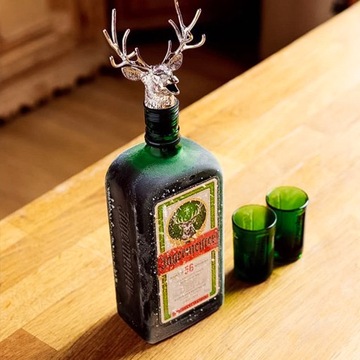 Бутылки виски с винным ликером Deer Head