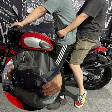 Pas bezpieczeństwa pasażera motocykla z uchwytami