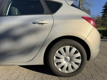 Opel Astra J Hatchback 5d 1.4 Twinport ECOTEC 100KM 2010 Opel Astra J 1.4 100KM|Klimatronik|LCD|Manual, zdjęcie 29