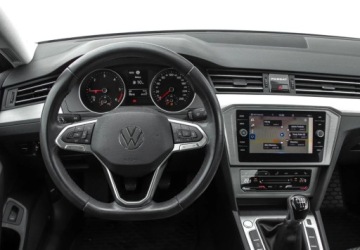 Volkswagen Passat B8 Limousine Facelifting 2.0 TDI SCR 150KM 2020 Volkswagen Passat 2.0 TDI 150KM Essence Fotele Podgrzewane Klimatyzacja 3-, zdjęcie 17