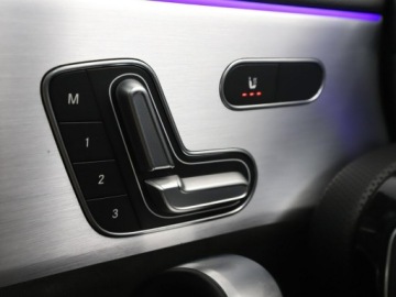 Mercedes Klasa A W177/V177 Sedan Plug-In 1.3 250 e 218KM 2020 Mercedes A 250 phev panorama automat virtual amg, zdjęcie 37