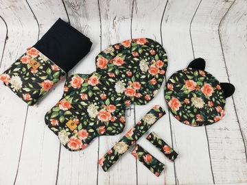 Комплект коляски с подушкой и защитой.