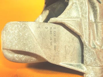 AUDI A4 8W B9 36KM ULOŽENÍ MOTORU PRAVÁ 4M0199372C