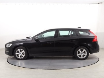 Volvo V60 I Kombi Facelifting 2.0 D4 DRIVE-E 190KM 2017 Volvo V60 D4 2.0, Salon Polska, Serwis ASO, zdjęcie 2