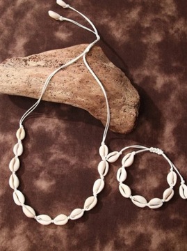 ZESTAW BIŻUTERII Z MUSZELEK KAURI, NASZYJNIK (CHOKER) I BRANSOLETKA BIAŁE