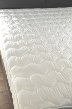 СТЕГАНЫЙ ЗАЩИТНЫЙ МАТРАС НАД ТОППЕРОМ 180x200