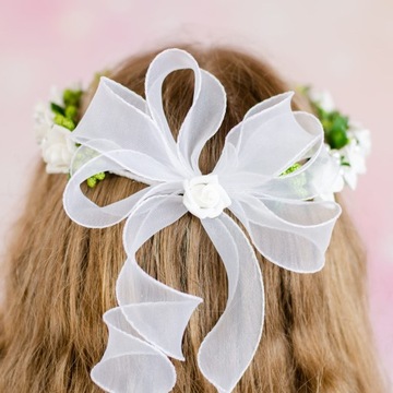 Венок для причастия в виде живых белых роз и жемчуга.