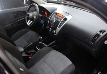 Kia Ceed I Hatchback 5d Facelifting 1.6 DOHC CVVT 126KM 2012 Kia Ceed Polski salon _ 1.6 benzyna 125 KM _ Klimatyzacja _ opony wielosez, zdjęcie 5
