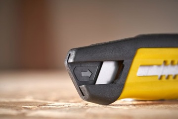 НОЖ СО ВСТРОЕННОЙ СИСТЕМОЙ ломания лезвия 18MM STANLEY FATMAX