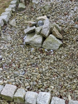 Пестрый природный заполнитель каменная кора гнейс серый 1-3 см 24 кг