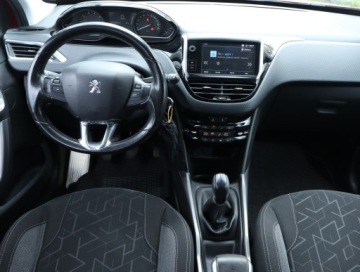 Peugeot 2008 I SUV Facelifting 1.2 PureTech 110KM 2017 Peugeot 2008 1.2 PureTech, Salon Polska, zdjęcie 6