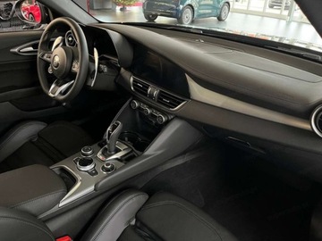 Alfa Romeo Giulia II Sedan Facelifting 2023 2.0 GME Turbo 280KM 2025 ALFA ROMEO Giulia Turbo Veloce Q4 Sedan 2.0 (280KM) 2025, zdjęcie 11