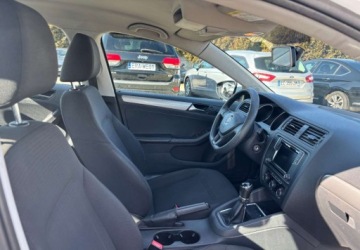 Volkswagen Jetta VI Sedan Facelifting 2.0 TDI 110KM 2016 Volkswagen Jetta Polski salon 2.0 Diesel 110KM, zdjęcie 9