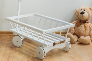 Большая деревянная тележка-лестница с резиновыми колесами, белый сад