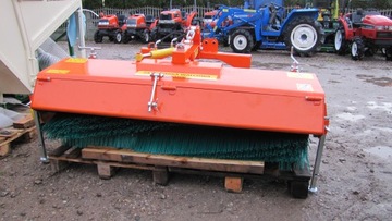 Полуоткрытая подметальная машина для песка и снега Kubota