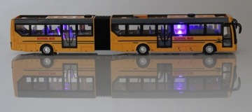 Желтый автомобиль с шарнирно-сочлененным городским школьным автобусом на радиоуправлении и дистанционным управлением