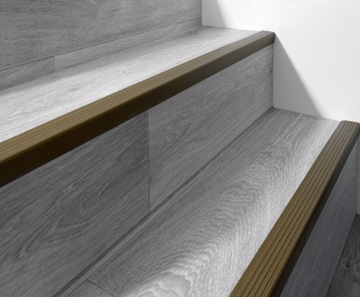 Противоскользящий лестничный профиль ND 1,10 м коричневый