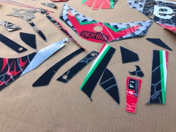 Наклейки виниловый шпон для тюнинга спортивного мотороллера Aprilia SR MAX 300