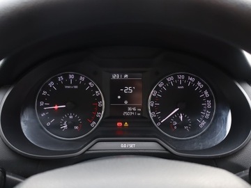 Skoda Octavia II Hatchback Facelifting 1.6 TDI CR DPF 105KM 2013 Skoda Octavia 1.6 TDI, Klima, Parktronic, zdjęcie 10