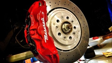 Наклейка Maserati на передний тормозной суппорт